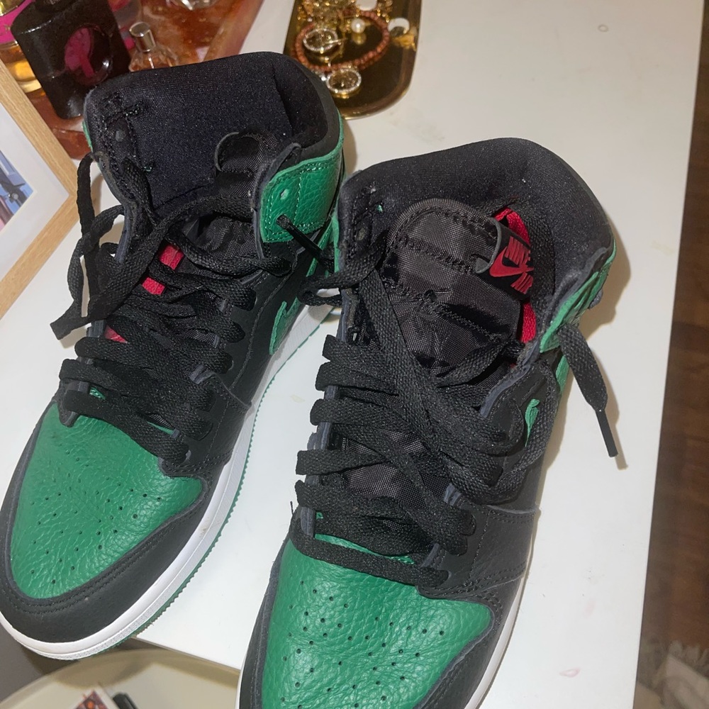 PINE GREEN JORDAN 1’s
WOMENS SIZE 6.5